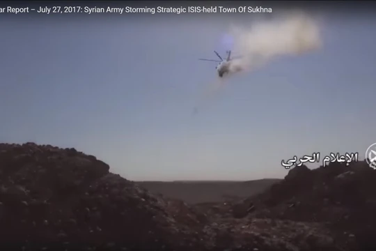Trực thăng tấn công không quân Nga phóng rockets yểm trợ quân đội Syria tấn công thị trấn Al-Sukhnah