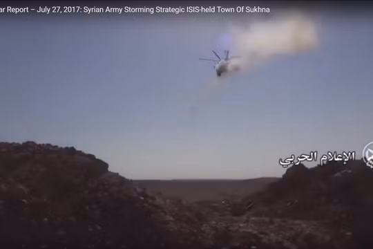 Trực thăng tấn công không quân Nga phóng rockets yểm trợ quân đội Syria tấn công thị trấn Al-Sukhnah