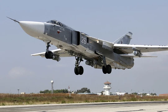 Máy bay chiến đấu Su-24 Nga xuất kích trên sân bay Khmeimim. Ảnh minh họa South Front.
