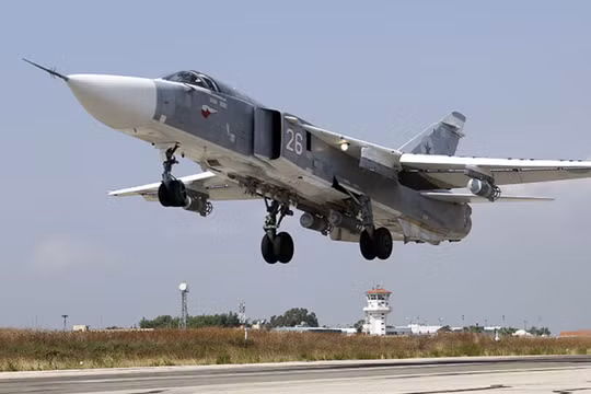 Máy bay chiến đấu Su-24 Nga xuất kích trên sân bay Khmeimim. Ảnh minh họa South Front.