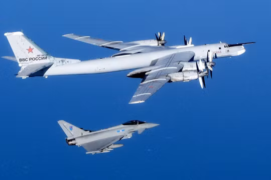 May bay Typhoons của RFA bay ngăn chặn và theo dõi Tu 95 của Nga.