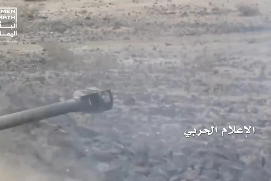 Lực lượng pháo binh Houthi bắn phá xe cơ giới Liên minh quân sự Ả rập Xê út. Ảnh minh họa video Yemen Wrath