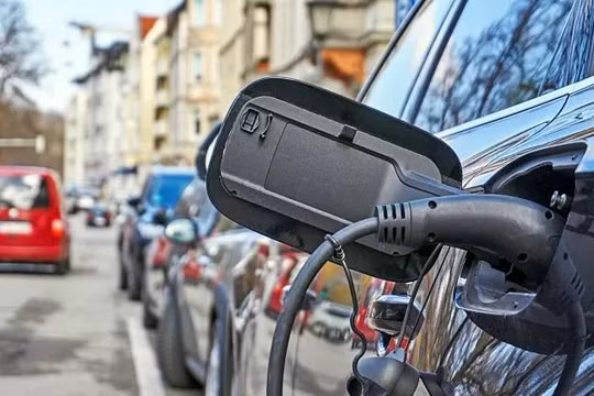 Một chiếc xe ô tô điện đang sạc ở Đức. Ảnh CNBC