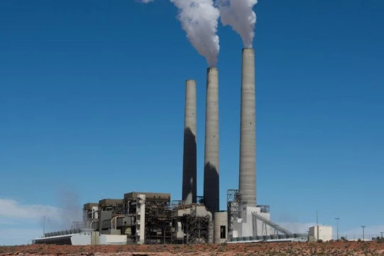 Nhà máy nhiệt điện Navajo, đông bắc Arizona trong Khu bảo tồn người da đỏ Navajo, cung cấp điện cho Arizona, Nevada và California. Ảnh NSEnergy