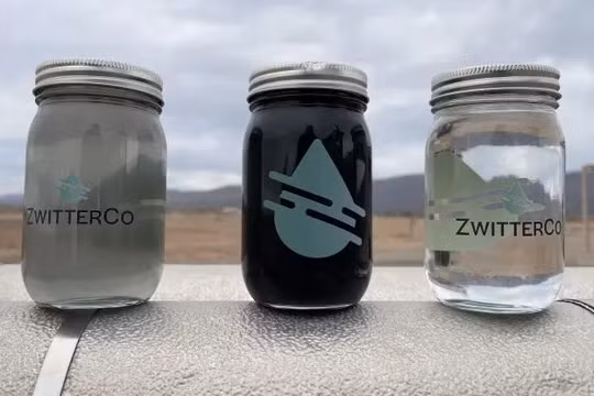 Nước qua màng lọc zwitterion. Ảnh: ZwitterCo