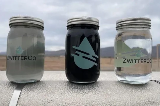 Nước qua màng lọc zwitterion. Ảnh: ZwitterCo