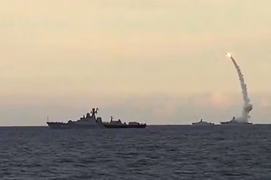 Chiến hạm Nga phóng tên lửa hành trình Kaliber - NK