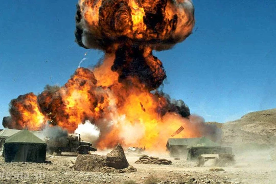 Một vụ pháo kích của lực lượng dân quân Donesk vào quân đội Ukraina - ảnh Rusvesna