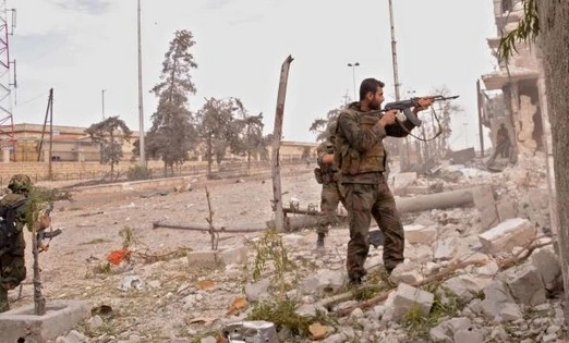 Binh sĩ Syria bắn tung kho đạn và trạm kiểm soát IS