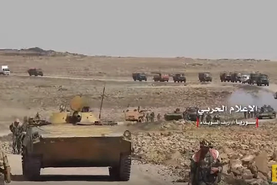 Quân đội Syria hành quân trên chiến trường sa mạc Suwayda. Ảnh minh họa video Quân đội Syria