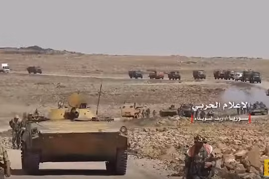 Quân đội Syria hành quân trên chiến trường sa mạc Suwayda. Ảnh minh họa video Quân đội Syria