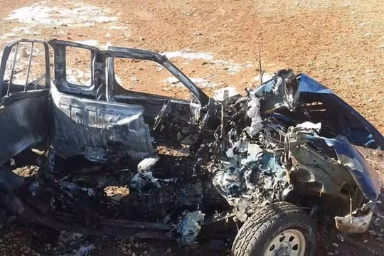 Chiếc xe chở hai thủ lĩnh phiến quân bị thiêu rụi ở Idlib