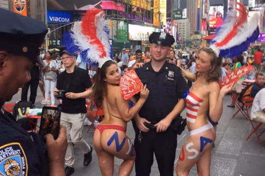 Cảnh sát New York bị chỉ trích dữ dội khi chụp ảnh cùng các cô gái khỏa thân 