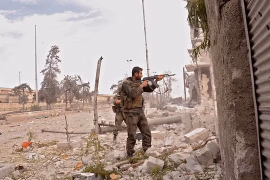 Binh sĩ Syria đang chiến đấu với các tay súng IS
