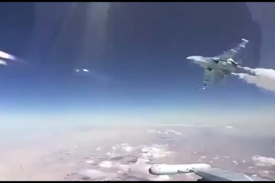 Su-35 tăng tốc bay với khoảng cách rất gần chiếc Su-30SM - ảnh minh họa video