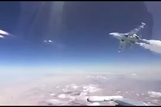 Su-35 tăng tốc bay với khoảng cách rất gần chiếc Su-30SM - ảnh minh họa video