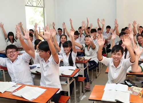 Chiều 23.1, học sinh lớp 12 Trường THPT Trần Đại Nghĩa (Tây Ninh) tỏ ra phấn khởi trước thông tin vẫn giữ thang điểm 10 và được mang Atlat địa lý vào phòng thi - Ảnh: Đào Ngọc Thạch