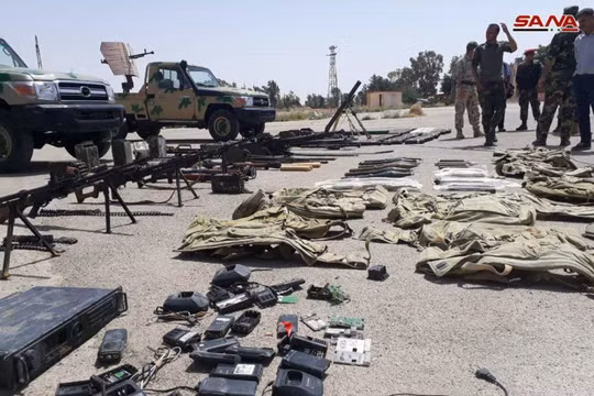 Lực lượng Hồi giáo cực đoan bàn giao vũ khí ở thị trấn Dumayr, Qalamoun, ngoại ô Damascus. ảnh minh họa SÂN