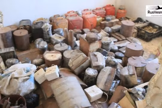 Kho vũ khí quân cảnh Nga mới phát hiện được ở khu vực Rastan phía bắc tỉnh Homs. Anhe video Rusvesna