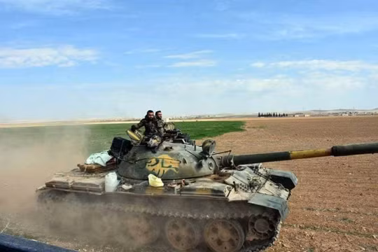 Binh sĩ quân đội Syria tấn công trên chiến trường phía đông Aleppo