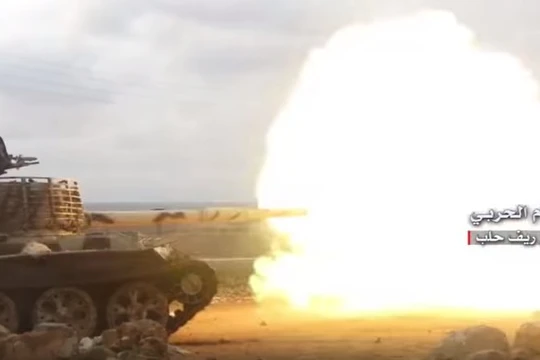 Xe tăng quân đội Syria tấn công trên chiến trường Idlib - ảnh minh họa Masdar News