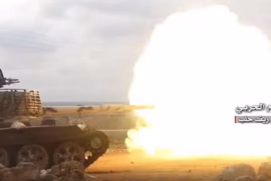 Xe tăng quân đội Syria tấn công trên chiến trường Idlib - ảnh minh họa Masdar News