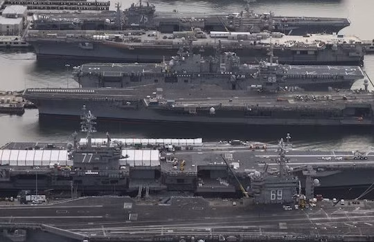 Những tàu sân bay Mỹ đang đậu trên quân cảng