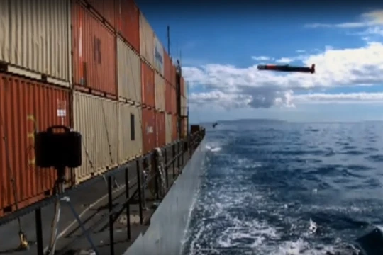 Ảnh video - tên lửa Tomahawk tấn công tàu mục tiêu đang di chuyển - ảnh USNI