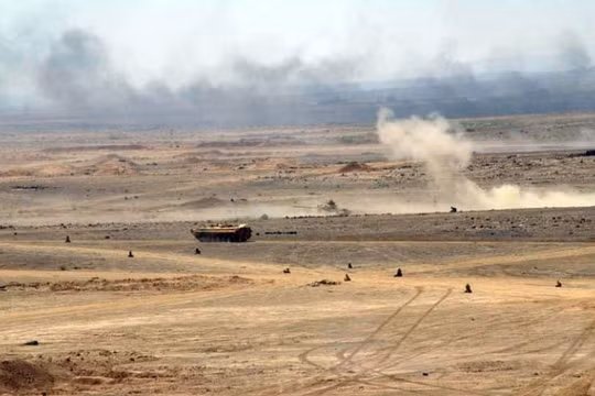 Xe thiết giáp quân đội Syria tiến công trên chiến trường al-Safa. Ảnh minh họa: South Front.