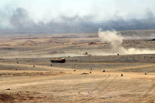 Xe thiết giáp quân đội Syria tiến công trên chiến trường al-Safa. Ảnh minh họa: South Front.