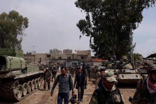 Các binh sĩ quân đội Syria tiến công trên hướng quận Hajar Al-Aswad. Ảnh minh họa Masdar News