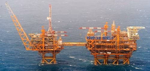 Một giàn khoan của Trung Quốc hoạt động gần khu vực nước này có tranh chấp với Nhật Bản trên biển Hoa Đông. Ảnh: AP.