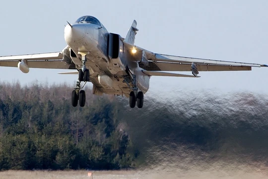 Máy bay ném bom Su-24M2 Nga vẫn xuất kích thông thường ở Syria - ảnh South Front