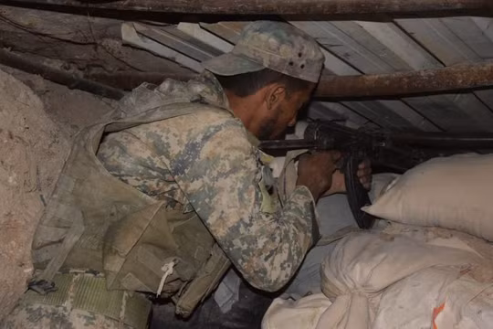 Binh si quân đội Syria chiến đấu trong đường hầm thị trấn Ayn Tarma