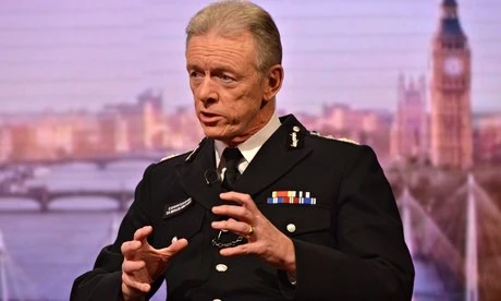 Ủy viên cảnh sát ở Scotland Yard, Sir Bernard Hogan-Howe