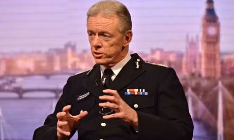 Ủy viên cảnh sát ở Scotland Yard, Sir Bernard Hogan-Howe