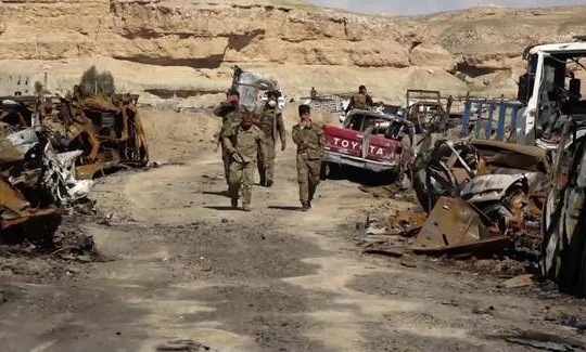 Lực lượng Dân chủ Syria tuần tra trong trại IS ở Baghouz, thuộc địa phận tỉnh Deir Ezzor.