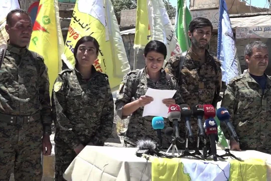Đại diện Lực lượng Dân chủ Syria SDF đọc tuyên bố giải phóng hoàn toàn thành phố Tabqa