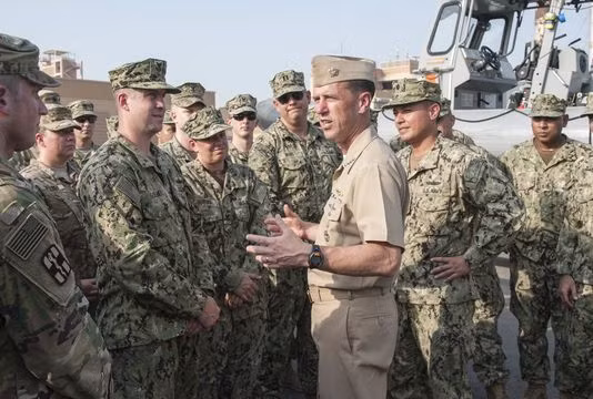 Đô đốc John Richardson, tư lệnh tác chiến mới của Hải quân Mỹ, nói chuyện với các thủy thủ trên bờ sông Manama tại Bahrain ngày 18. Richardson đã công du vòng quanh thế giới, đến thăm các thủy thủ và gặp gỡ các đối tác nước ngoài.