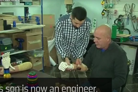 Oleg lắp tay giả cho cha