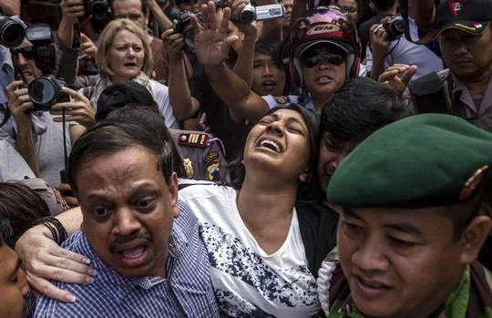 Brintha Sukumaran (giữa), chị gái của tử tù Australia Myuran Sukumaran, đến thăm em trai tại nhà tù Nusakambangan trước cuộc xử tử. Ảnh: Getty Images