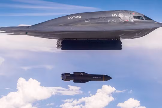 Máy bay ném bom chiến lược tàng hình B-2 thả bom GBU-57. Ảnh The Drive