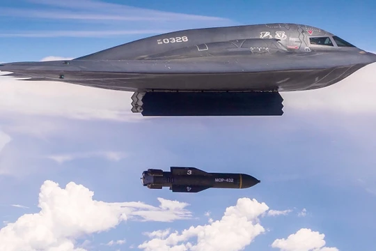 Máy bay ném bom chiến lược tàng hình B-2 thả bom GBU-57. Ảnh The Drive