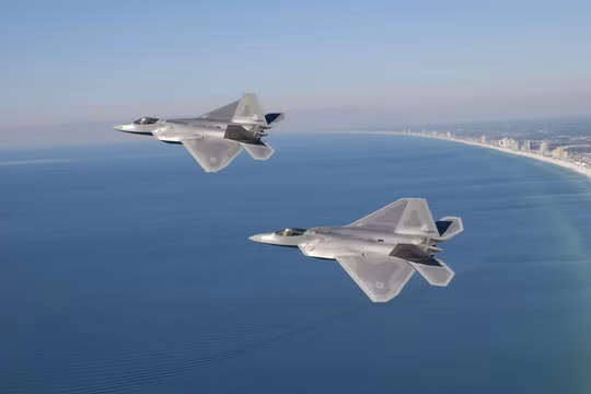 Máy bay F-22 Raptor Mỹ bay trên biển