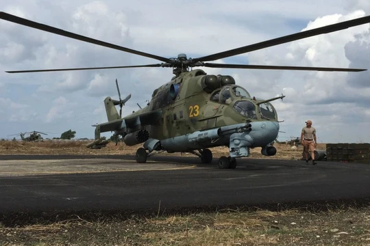 Trực thăng chiến đấu Nga trên sân bay Hmeymim