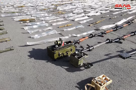 Các loại vũ khí đạn dược thu giữ được trên vùng ngoại ô Damascus. Ảnh SANA