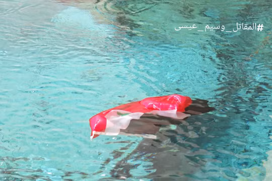 Cờ Syria trên dòng nước sạch chảy về Damascus