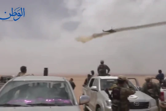 Trực thăng Ng yểm trợ cuộc tấn công của quân đội Syria trên sa mạc - ảnh minh họa video