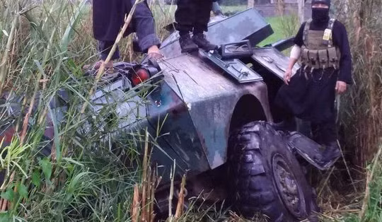 Một chiếc xe thiết giáp quân đội Philippine bị IS phá hủy ở ngoại ô Marawi