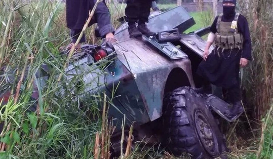 Một chiếc xe thiết giáp quân đội Philippine bị IS phá hủy ở ngoại ô Marawi